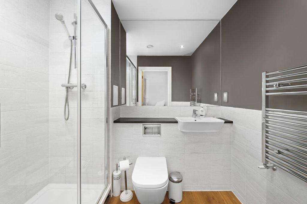 Modern Serviced 3-Bedroom Flat In East London Exterior foto