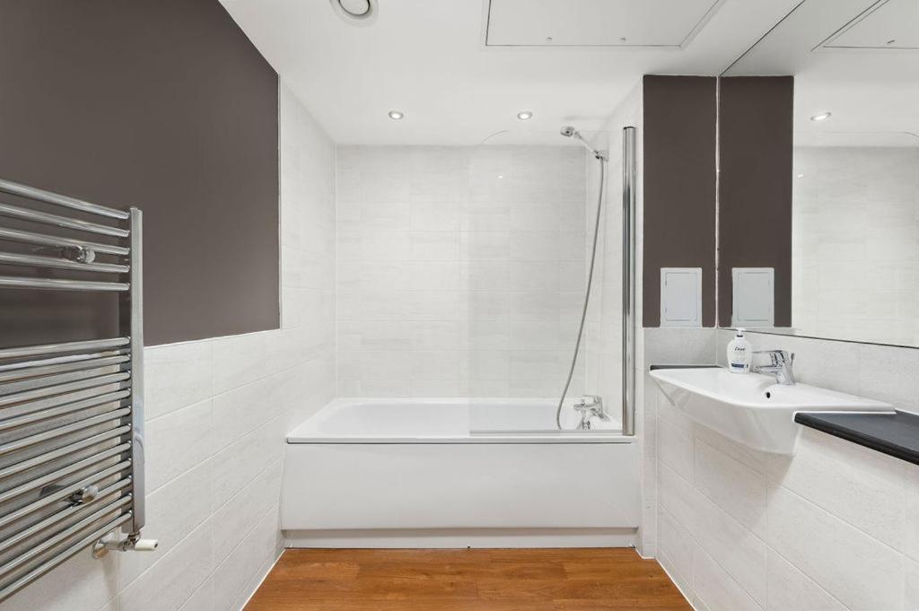 Modern Serviced 3-Bedroom Flat In East London Exterior foto
